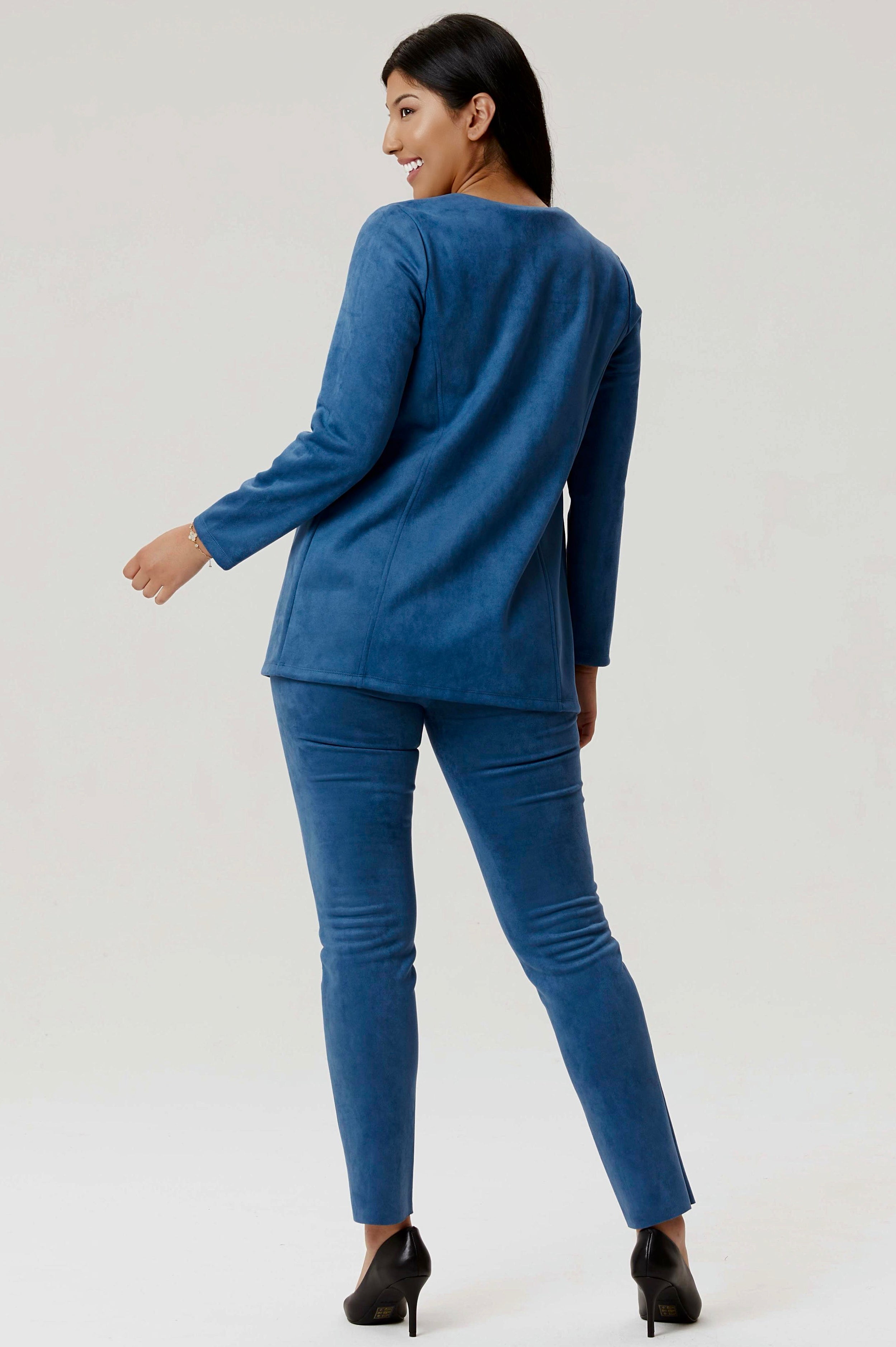 Blouson en faux suède bleu de la nouvelle collection Linea Domani, 91 % polyester et 9 % spandex, en promotion chez Boutiques Marise.