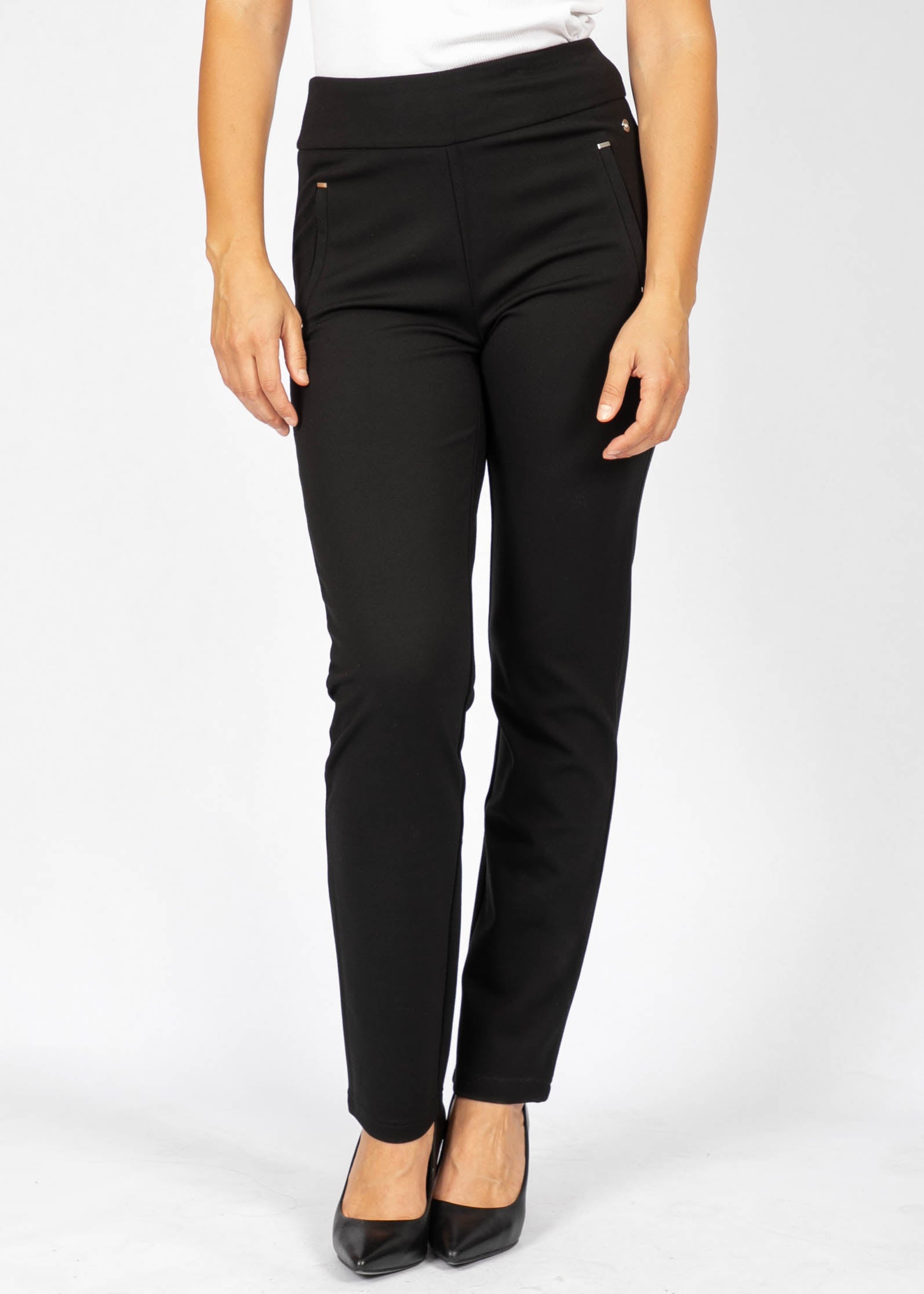 Pantalon ponte  noir de la nouvelle collection Linea Domani, 68% rayon, 27% nylon, 5% spandex, avec poches passepoilées. En solde chez boutiques Marise.