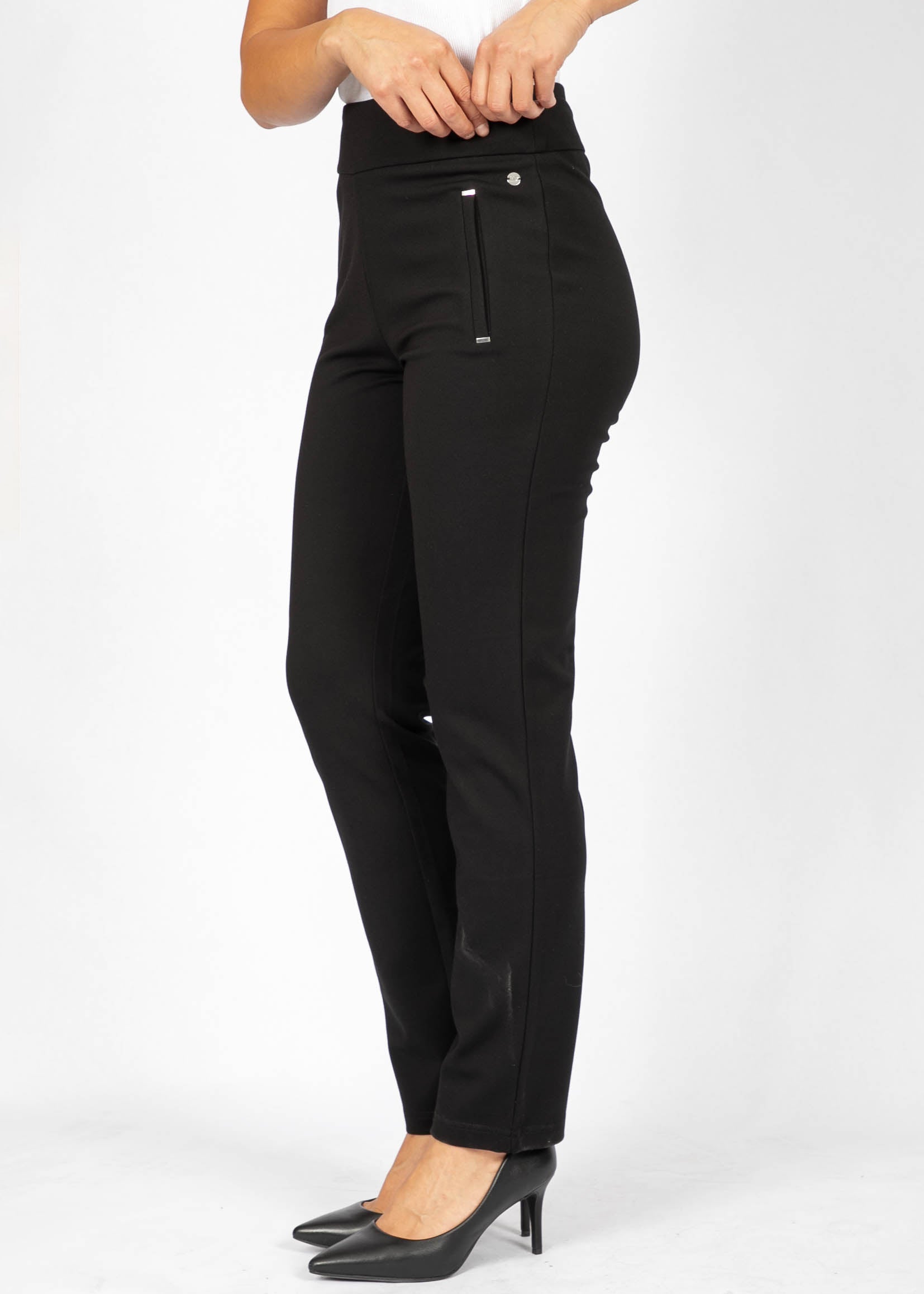 Pantalon ponte  noir de la nouvelle collection Linea Domani, 68% rayon, 27% nylon, 5% spandex, avec poches passepoilées. En solde chez boutiques Marise.