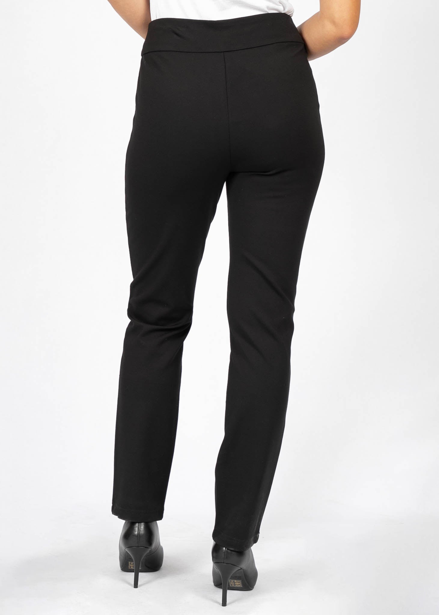 Pantalon ponte  noir de la nouvelle collection Linea Domani, 68% rayon, 27% nylon, 5% spandex, avec poches passepoilées. En solde chez boutiques Marise.