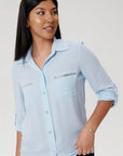 Chemise boutonnée à carreaux bleu de la nouvelle collection Linea Domani, 100% polyester, disponible en soldes chez Boutiques Marise.