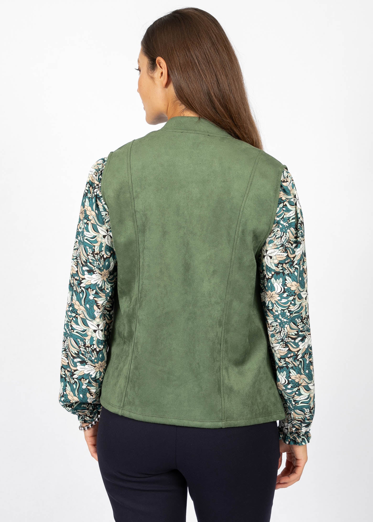 Gilet en faux suède vert de la nouvelle collection Boutiques Marise, 91 % polyester et 9 % spandex, en promotion chez Boutiques Marise.