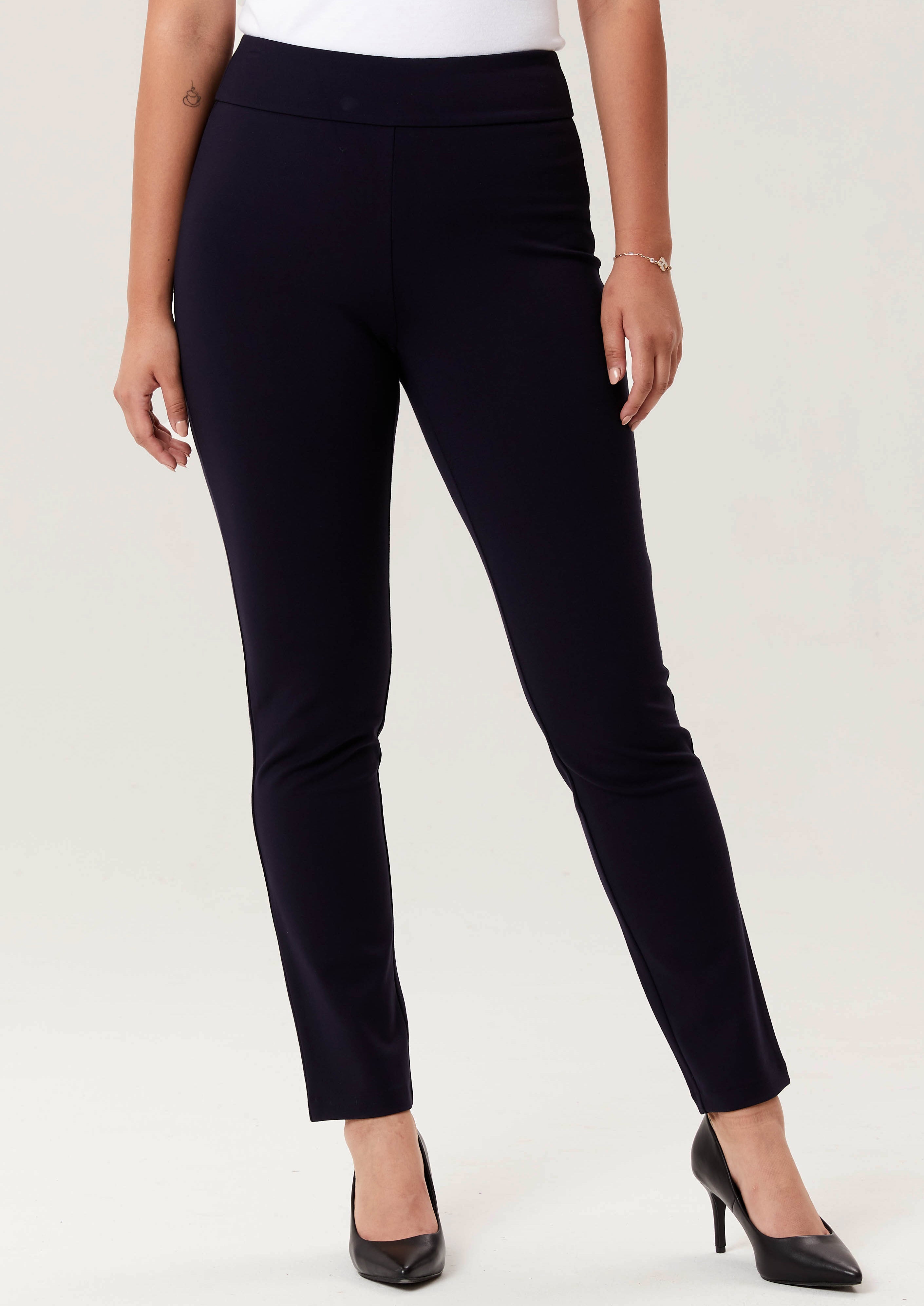 Pantalon bleu marine en tissu extensible, 68% rayonne, 27% nylon, 5% spandex, modèle petite 28" de la collection Linea Domani chez Boutiques Marise.