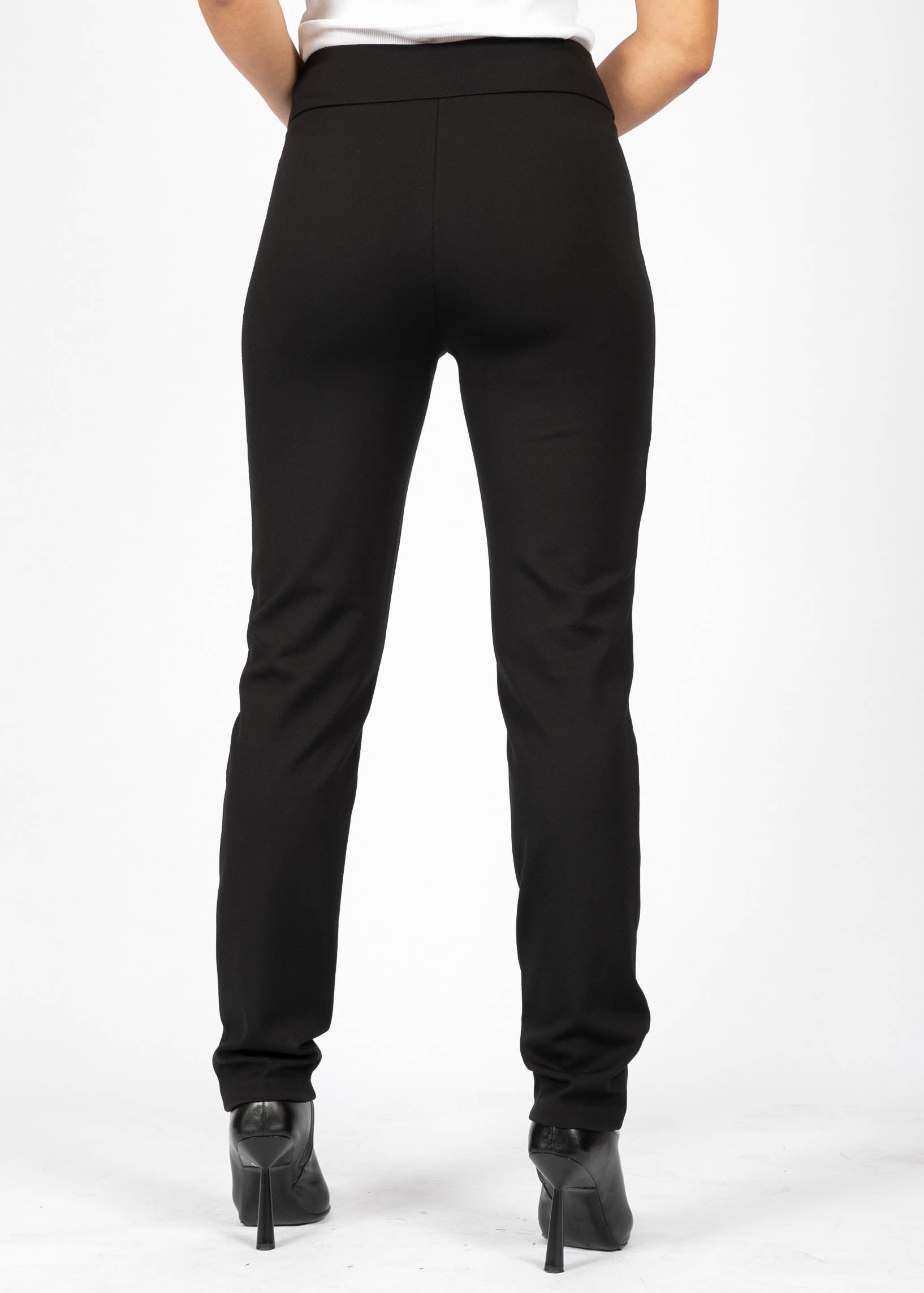 Pantalon ponte basic régulier 31&quot; noir de la nouvelle collection Boutiques Marise, en 68% rayon, 27% nylon et 5% spandex.