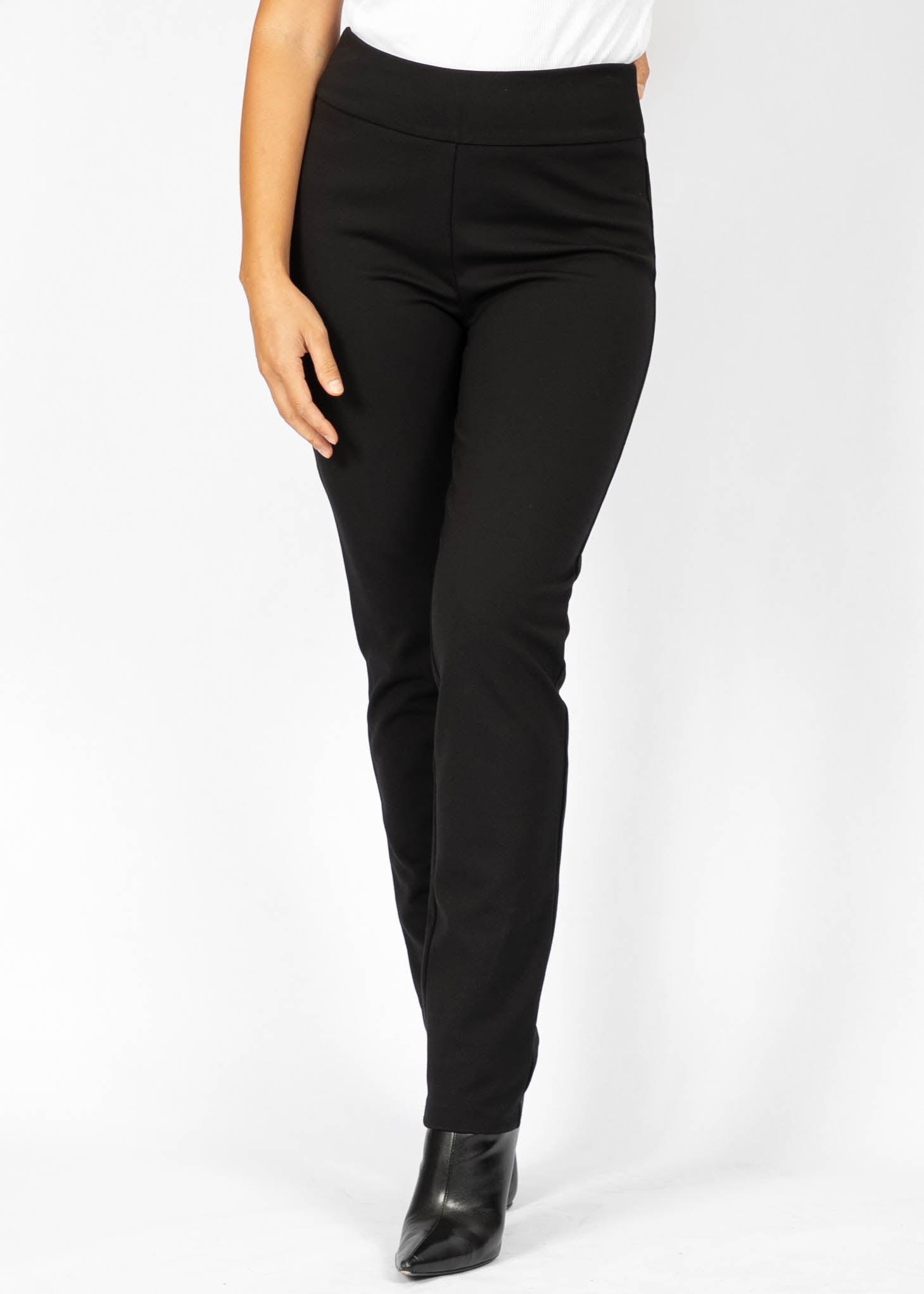 Pantalon ponte basic régulier 31" noir de la nouvelle collection Boutiques Marise, en 68% rayon, 27% nylon et 5% spandex.