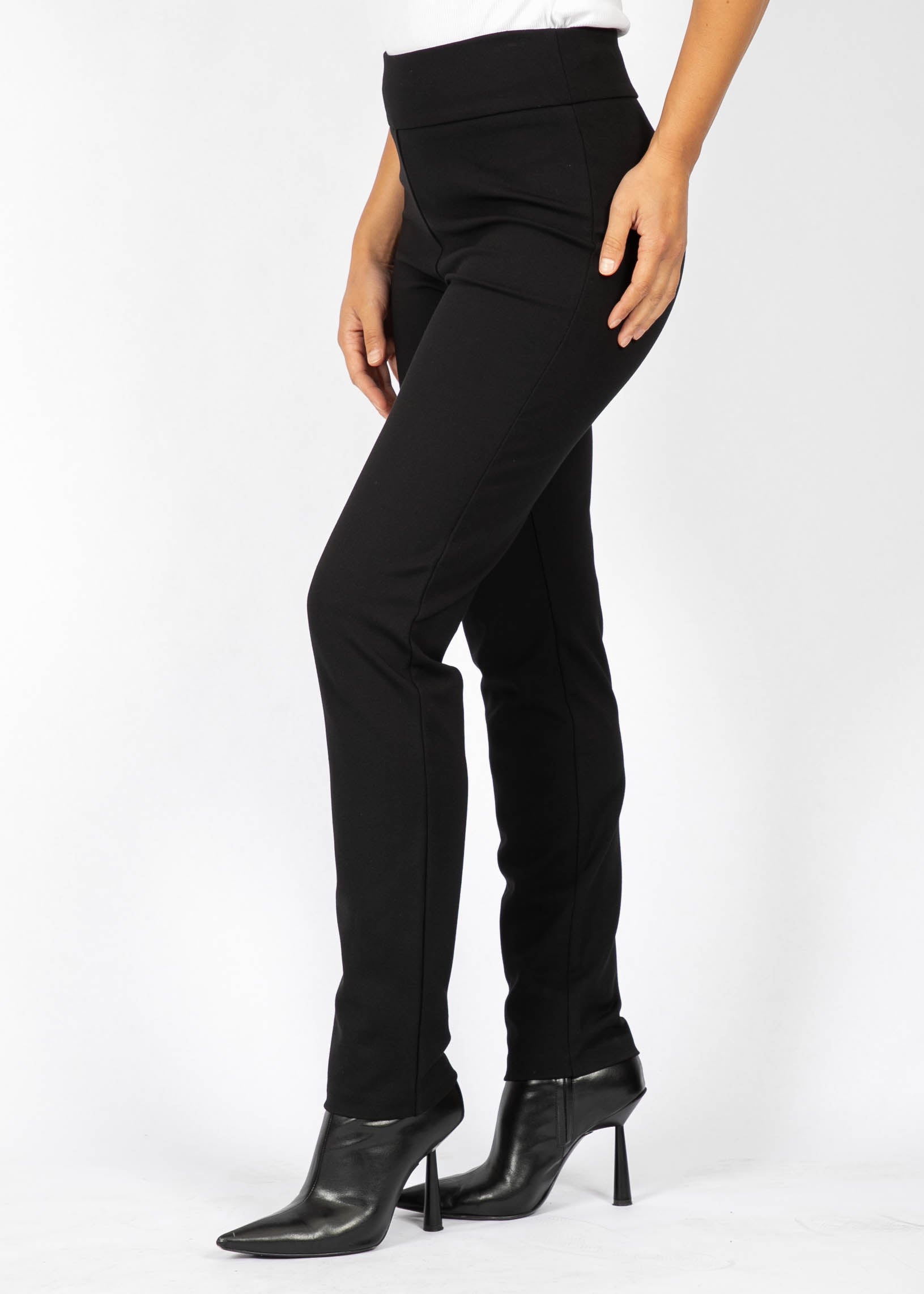 Pantalon ponte basic régulier 31&quot; noir de la nouvelle collection Boutiques Marise, en 68% rayon, 27% nylon et 5% spandex.