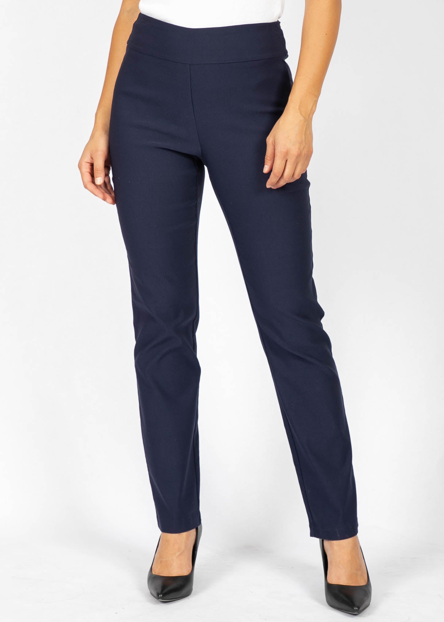 Pantalon ponte basic régulier 31" bleu de la nouvelle collection Boutiques Marise, en 68% rayon, 27% nylon et 5% spandex.