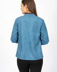 Blouson en faux suède bleu de la nouvelle collection Linea Domani, 91 % polyester et 9 % spandex, en promotion chez Boutiques Marise.