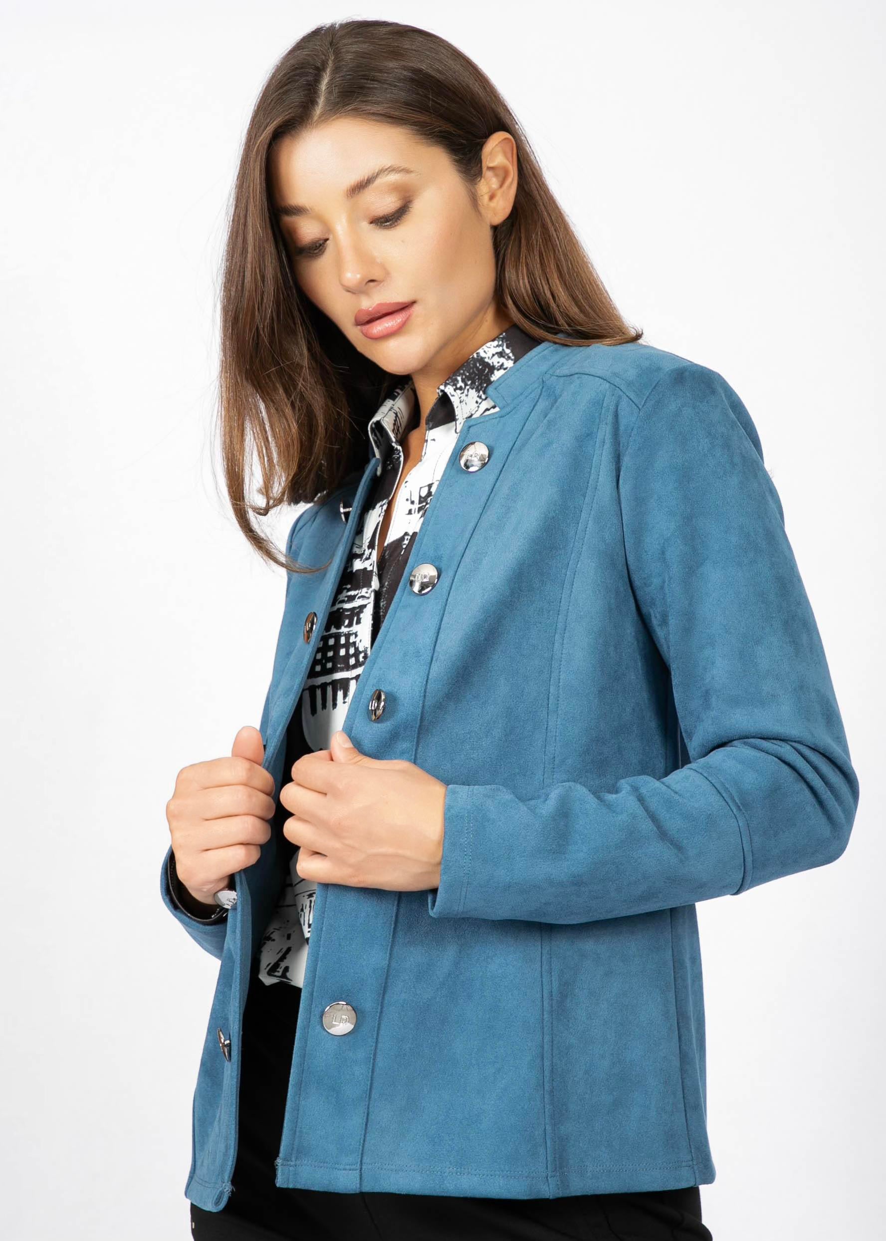 Blouson en faux suède bleu de la nouvelle collection Linea Domani, 91 % polyester et 9 % spandex, en promotion chez Boutiques Marise.