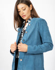 Blouson en faux suède bleu de la nouvelle collection Linea Domani, 91 % polyester et 9 % spandex, en promotion chez Boutiques Marise.