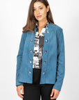 Blouson en faux suède bleu de la nouvelle collection Linea Domani, 91 % polyester et 9 % spandex, en promotion chez Boutiques Marise.