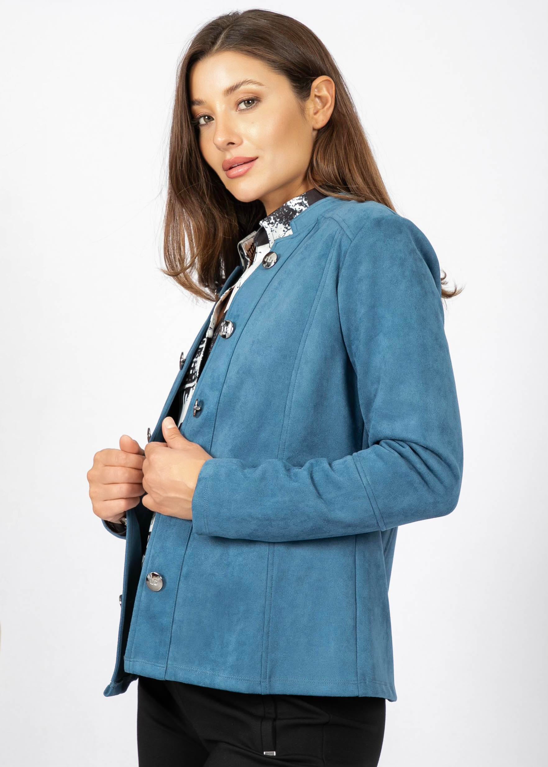 Blouson en faux suède bleu de la nouvelle collection Linea Domani, 91 % polyester et 9 % spandex, en promotion chez Boutiques Marise.