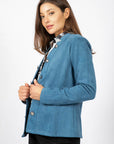 Blouson en faux suède bleu de la nouvelle collection Linea Domani, 91 % polyester et 9 % spandex, en promotion chez Boutiques Marise.