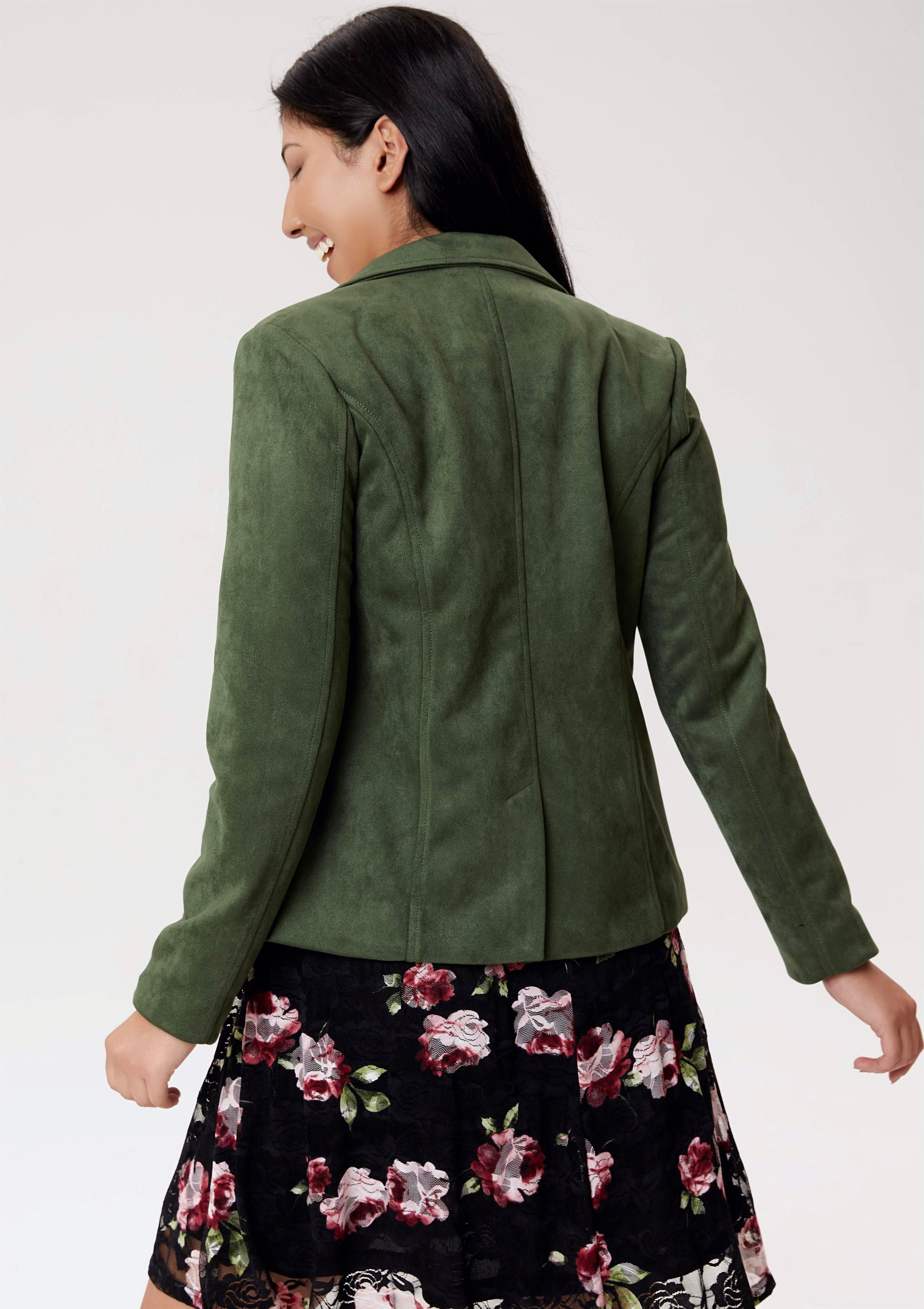 Blouson en faux suède vert de la nouvelle collection Linea Domani, 91 % polyester et 9 % spandex, en promotion chez Boutiques Marise.