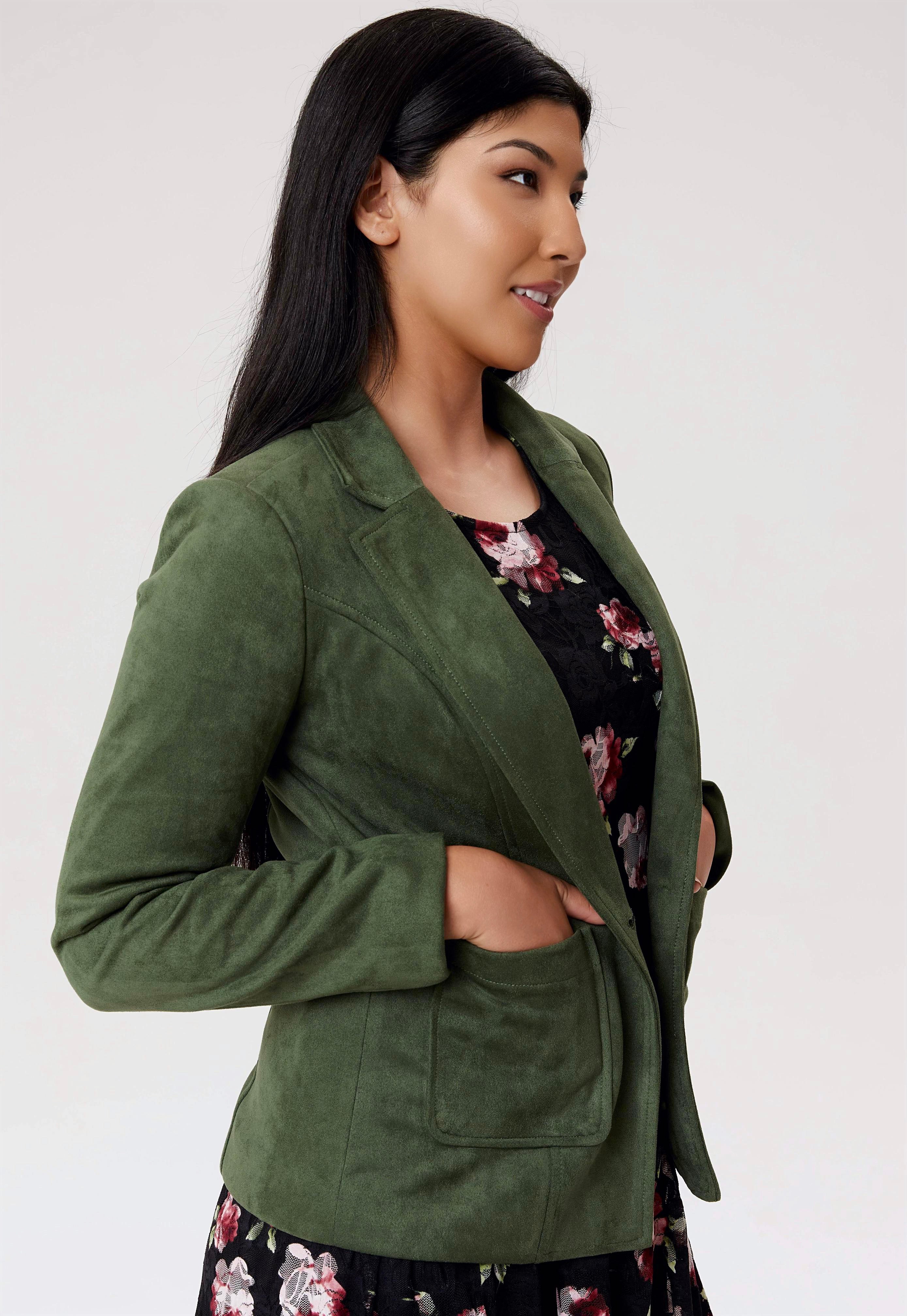 Blouson en faux suède vert de la nouvelle collection Linea Domani, 91 % polyester et 9 % spandex, en promotion chez Boutiques Marise.