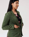 Blouson en faux suède vert de la nouvelle collection Linea Domani, 91 % polyester et 9 % spandex, en promotion chez Boutiques Marise.