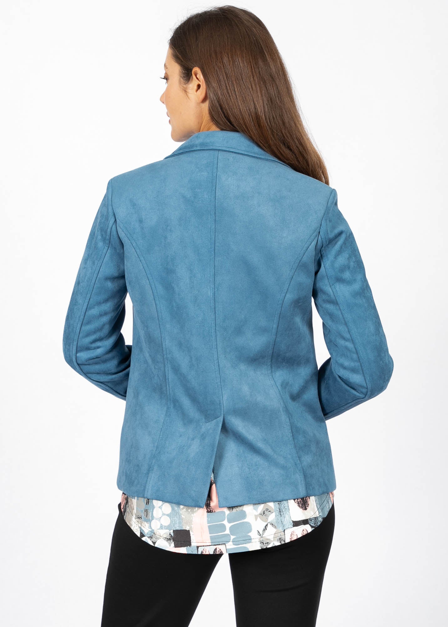 Blouson en faux suède bleu de la nouvelle collection Linea Domani, 91 % polyester et 9 % spandex, en promotion chez Boutiques Marise.