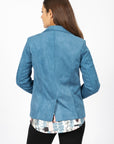 Blouson en faux suède bleu de la nouvelle collection Linea Domani, 91 % polyester et 9 % spandex, en promotion chez Boutiques Marise.