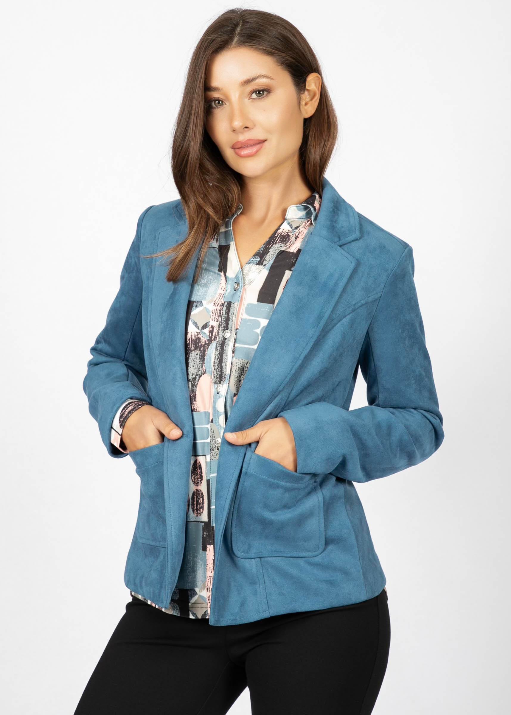 Blouson en faux suède bleu de la nouvelle collection Linea Domani, 91 % polyester et 9 % spandex, en promotion chez Boutiques Marise.