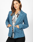 Blouson en faux suède bleu de la nouvelle collection Linea Domani, 91 % polyester et 9 % spandex, en promotion chez Boutiques Marise.