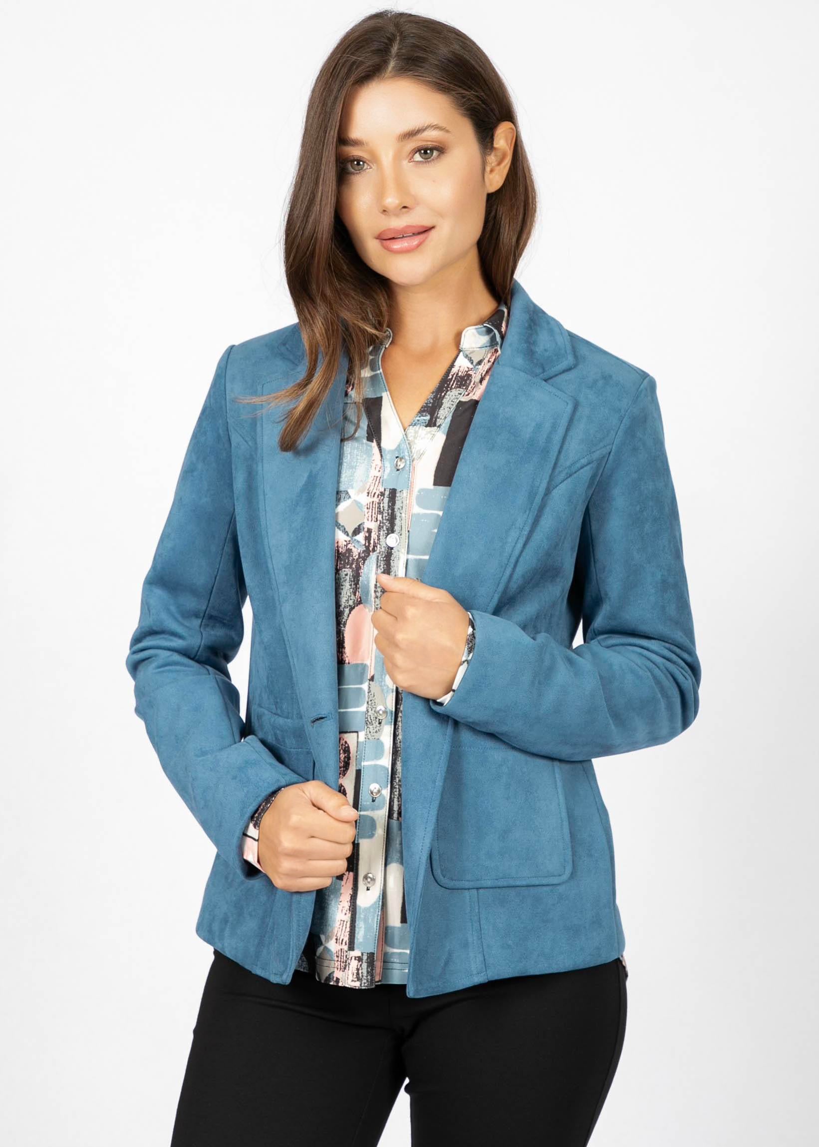 Blouson en faux suède bleu de la nouvelle collection Linea Domani, 91 % polyester et 9 % spandex, en promotion chez Boutiques Marise.