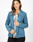 Blouson en faux suède bleu de la nouvelle collection Linea Domani, 91 % polyester et 9 % spandex, en promotion chez Boutiques Marise.