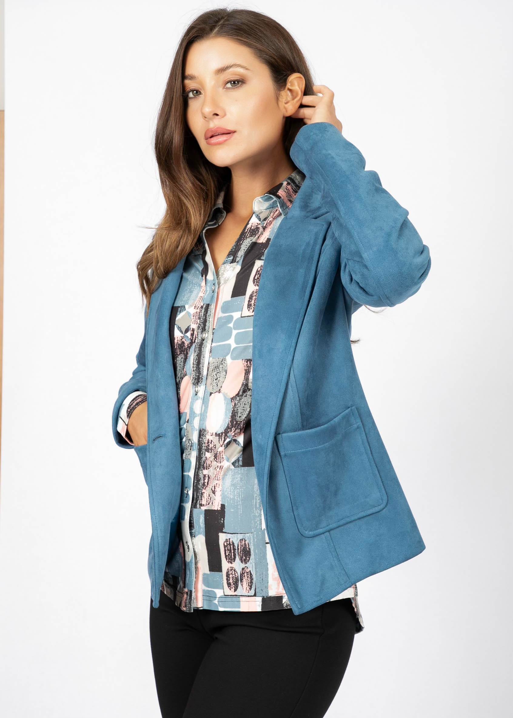 Blouson en faux suède bleu de la nouvelle collection Linea Domani, 91 % polyester et 9 % spandex, en promotion chez Boutiques Marise.