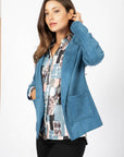 Blouson en faux suède bleu de la nouvelle collection Linea Domani, 91 % polyester et 9 % spandex, en promotion chez Boutiques Marise.