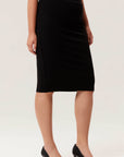 Jupe crayon en ponte noir de la nouvelle collection Boutiques Marise, composée de 68% rayonne, 27% nylon et 5% spandex.