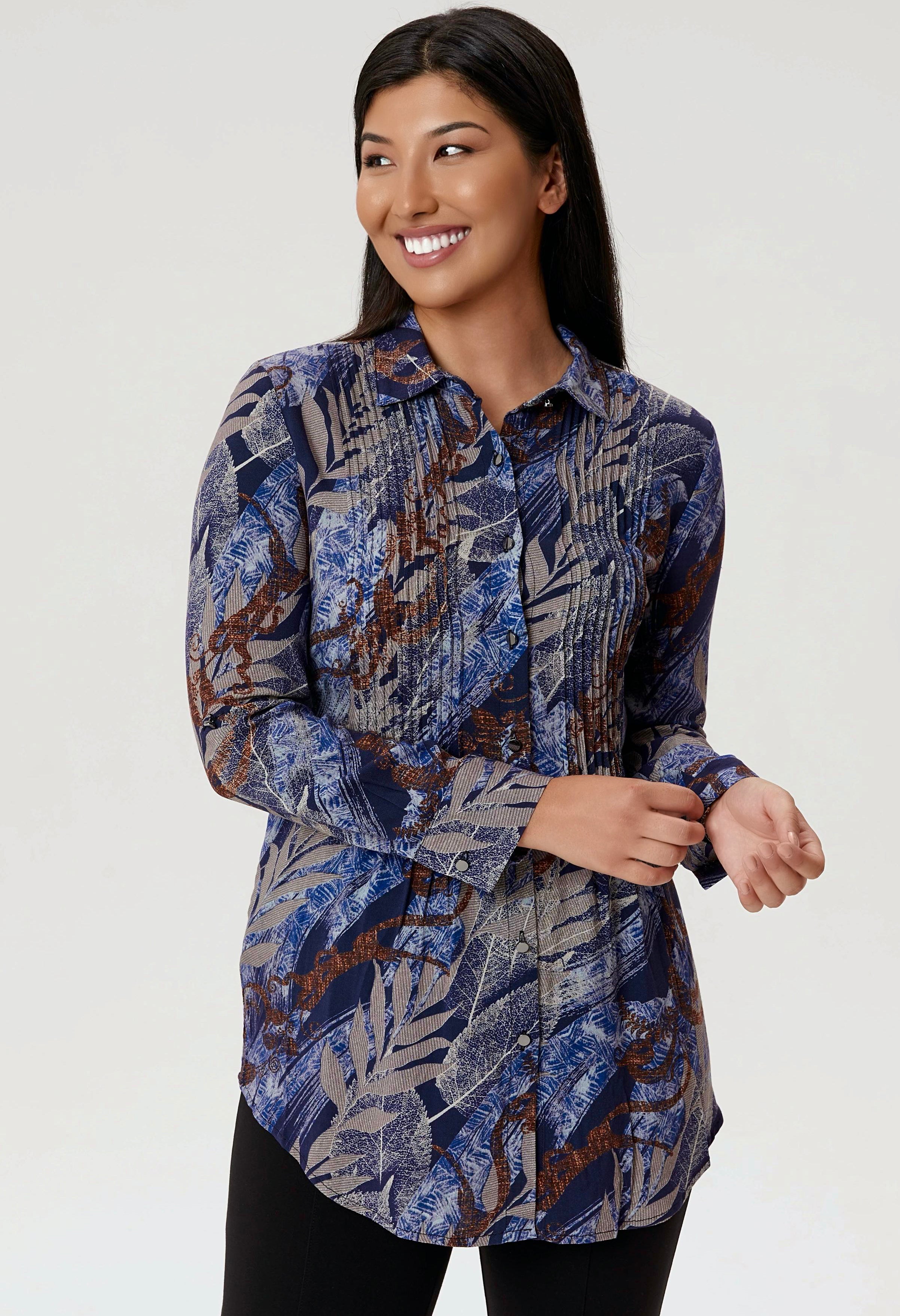 Femme portant une blouse florale bleue et brune de la nouvelle collection Linea Domani disponible chez Boutiques Marise