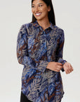 Femme portant une blouse florale bleue et brune de la nouvelle collection Linea Domani disponible chez Boutiques Marise