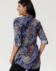 Femme portant une blouse florale bleue et brune de la nouvelle collection Linea Domani disponible chez Boutiques Marise