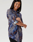 Femme portant une blouse florale bleue et brune de la nouvelle collection Linea Domani disponible chez Boutiques Marise