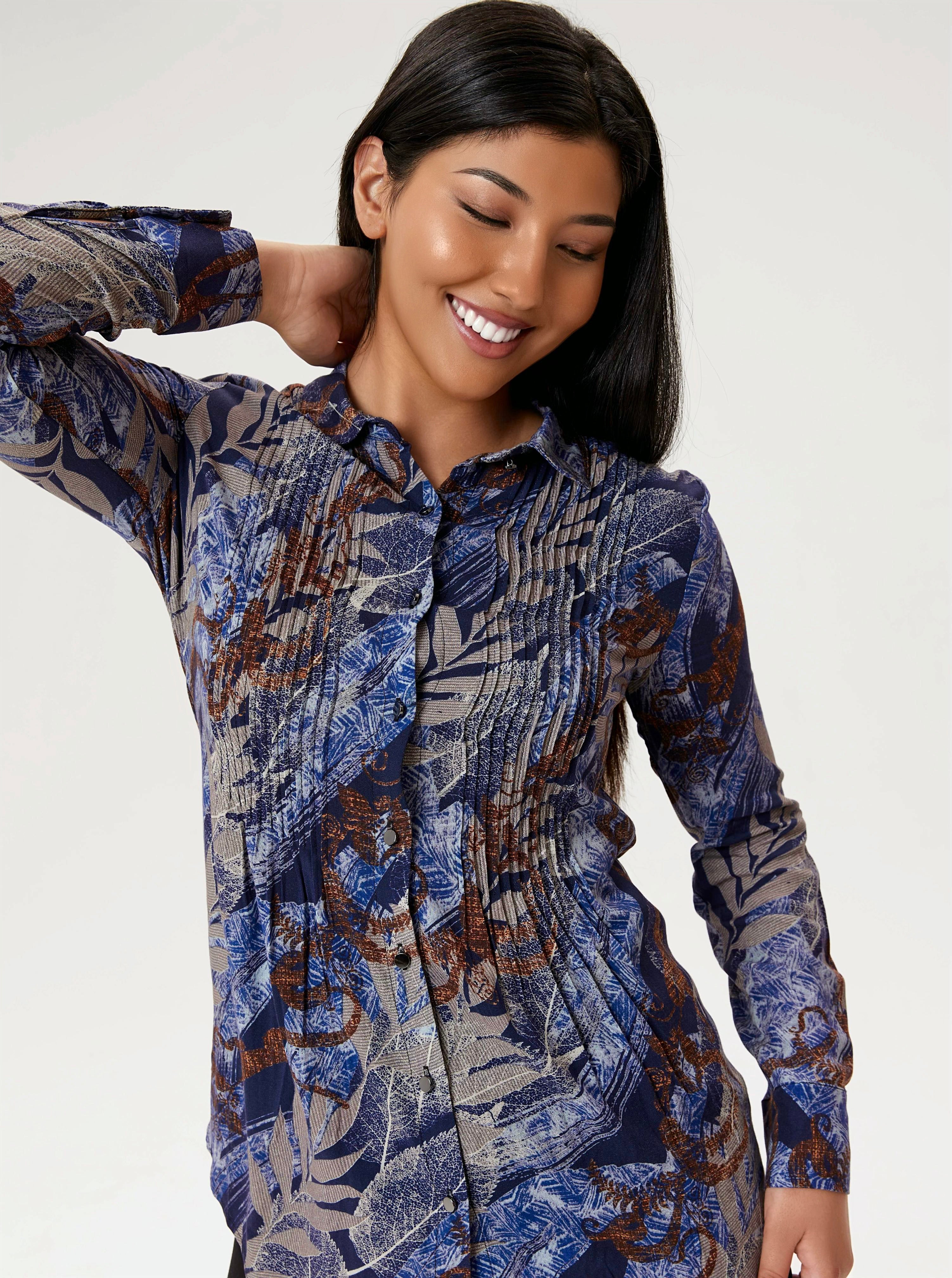 Femme portant une blouse florale bleue et brune de la nouvelle collection Linea Domani disponible chez Boutiques Marise