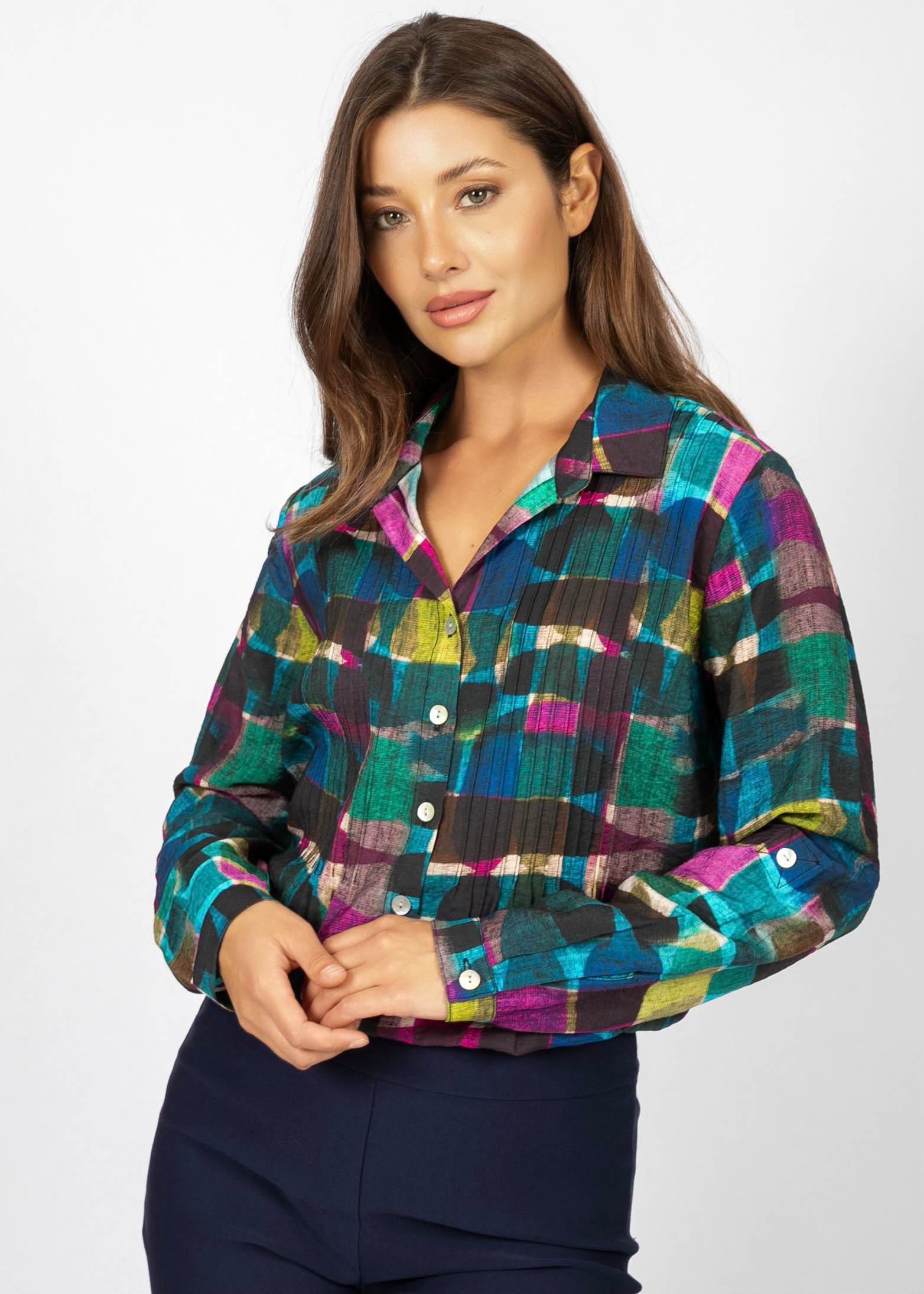 Un modèle porte une chemise multicolore à motifs de la nouvelle collection Linea Domani chez Boutiques Marise