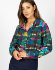 Un modèle porte une chemise multicolore à motifs de la nouvelle collection Linea Domani chez Boutiques Marise