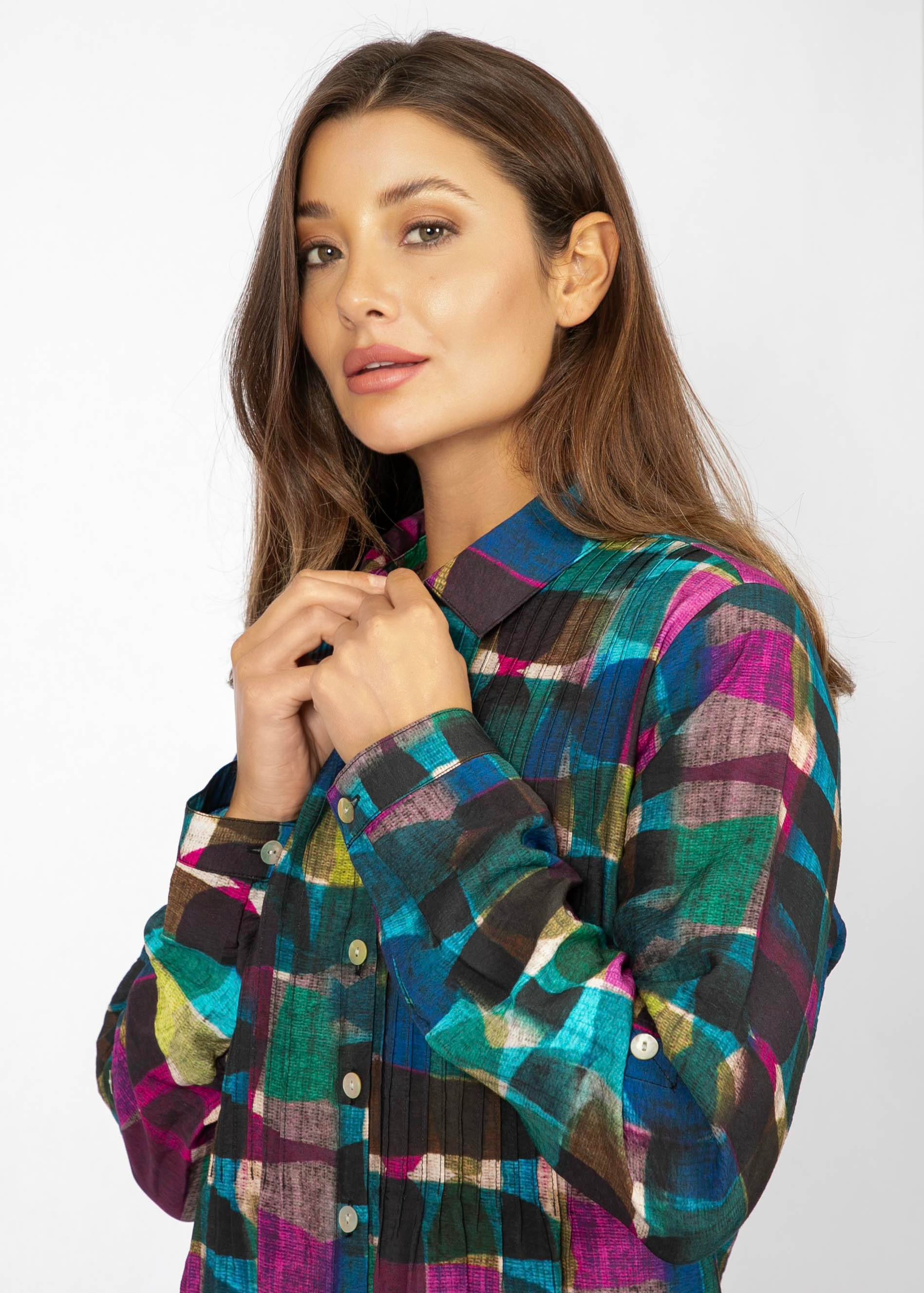 Un modèle porte une chemise multicolore à motifs de la nouvelle collection Linea Domani chez Boutiques Marise