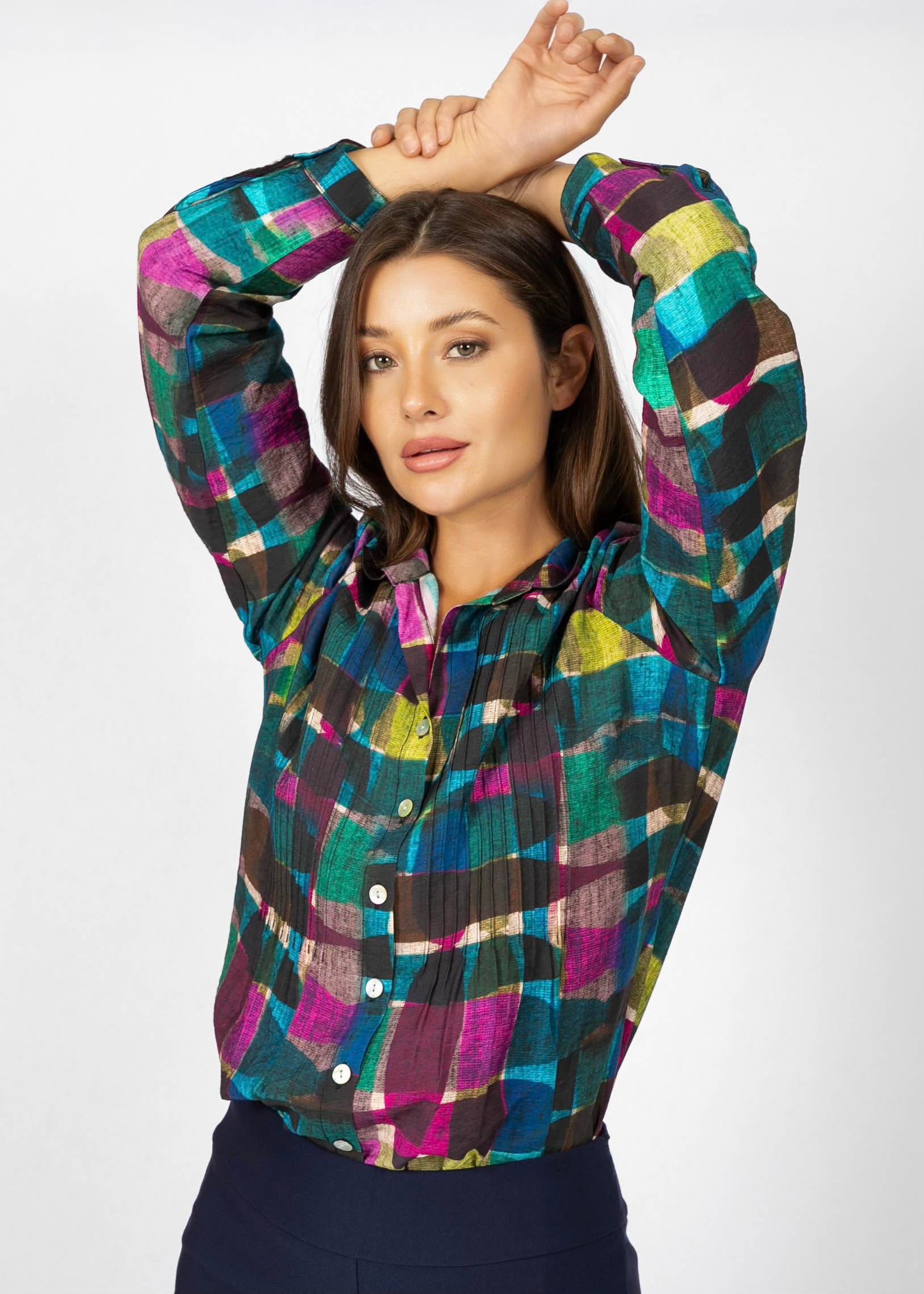 Un modèle porte une chemise multicolore à motifs de la nouvelle collection Linea Domani chez Boutiques Marise