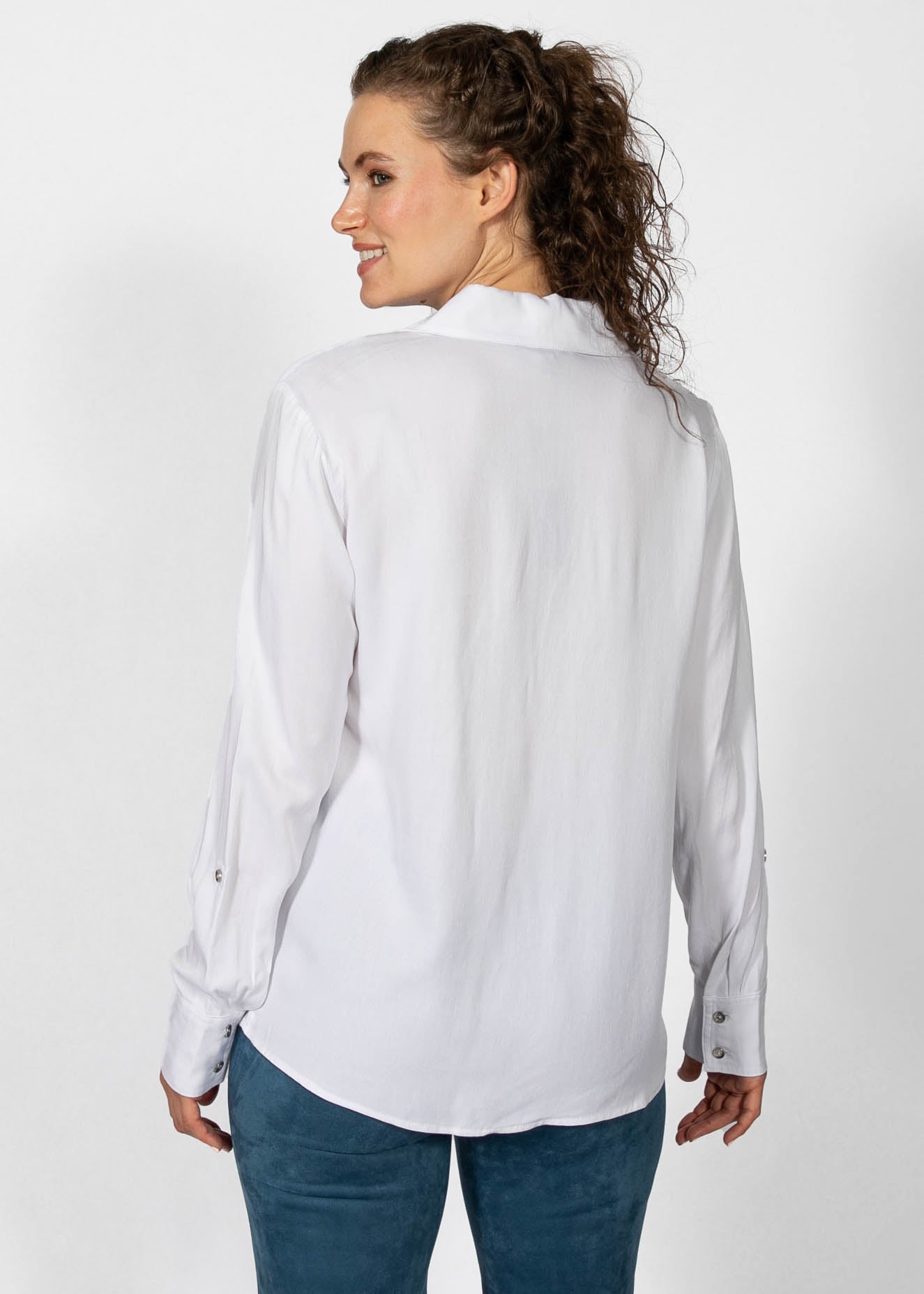 Haut blanc en rayonne, chemise boutonnée de la nouvelle collection Linea Domani, disponible en promotion chez Boutiques Marise