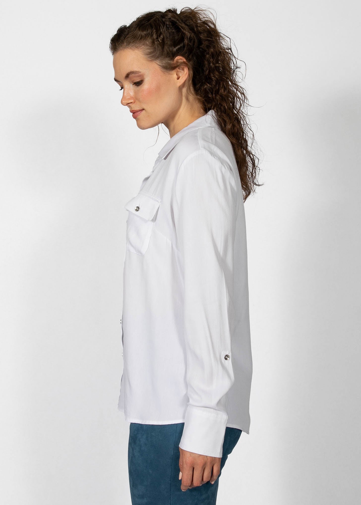 Haut blanc en rayonne, chemise boutonnée de la nouvelle collection Linea Domani, disponible en promotion chez Boutiques Marise