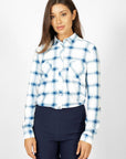 Chemise boutonnée blanche et bleue à carreaux de la nouvelle collection Linea Domani, 100% polyester, en soldes chez Boutiques Marise.