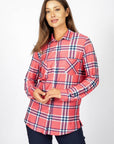 Chemise boutonnée à carreaux rose de la nouvelle collection Linea Domani, 100% polyester, disponible chez Boutiques Marise