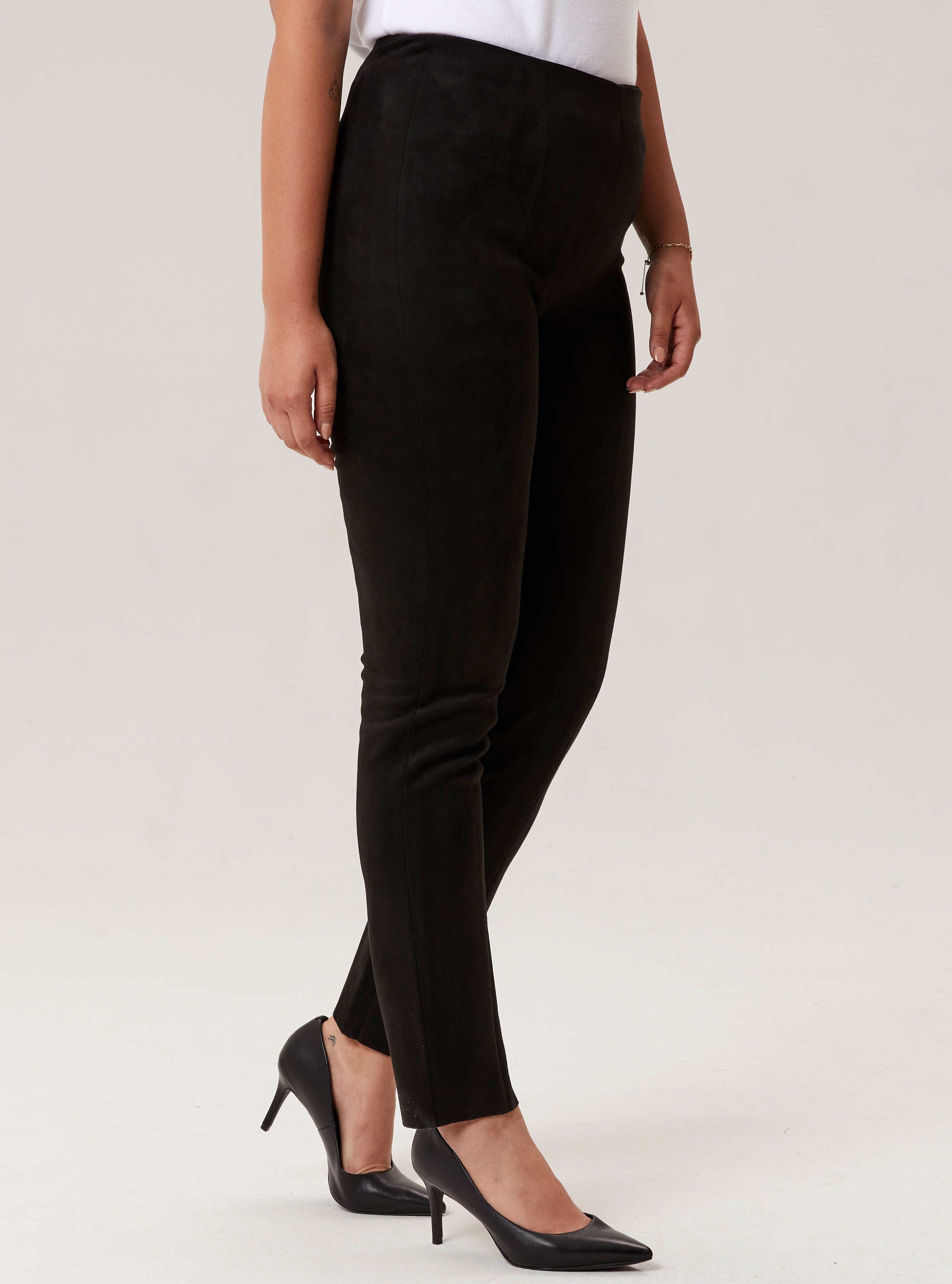 Pantalon en faux suède noir de la nouvelle collection Boutiques Marise, composé de 91 % polyester et 9 % spandex.