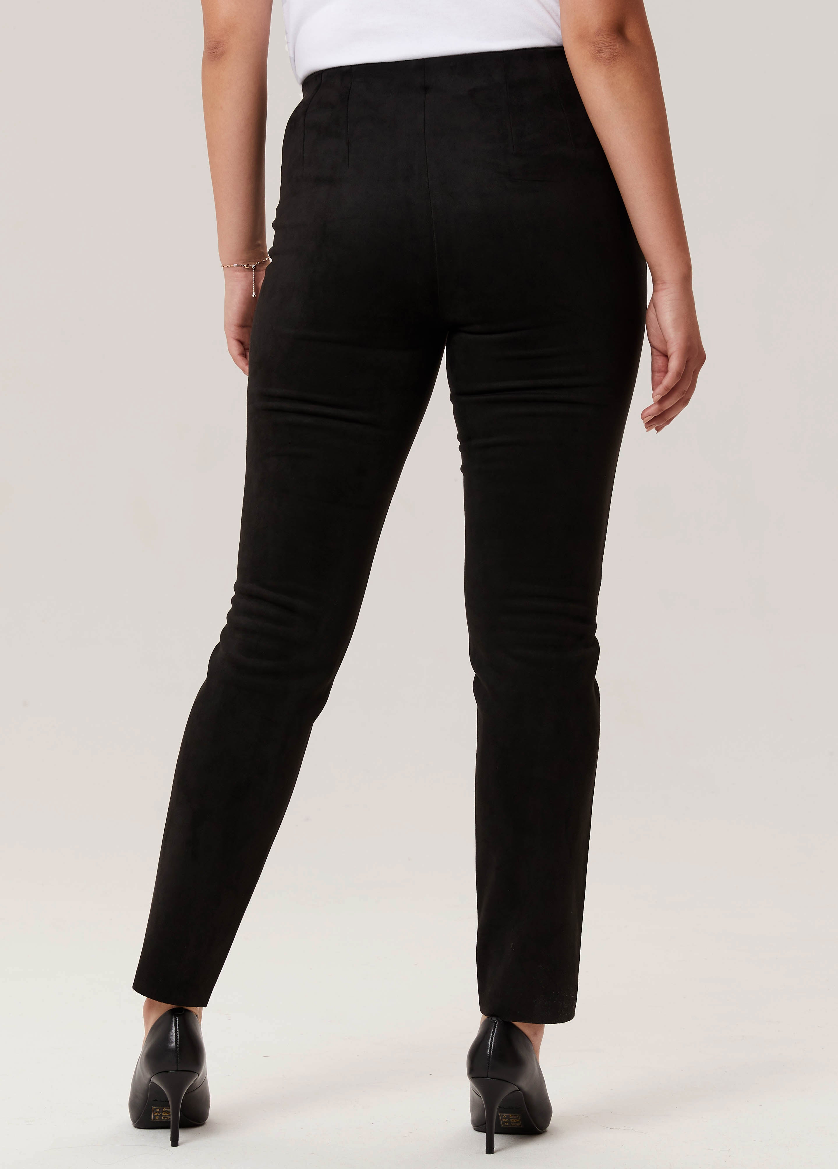 Pantalon en faux suède noir de la nouvelle collection Boutiques Marise, composé de 91 % polyester et 9 % spandex.