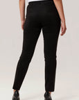 Pantalon en faux suède noir de la nouvelle collection Boutiques Marise, composé de 91 % polyester et 9 % spandex.