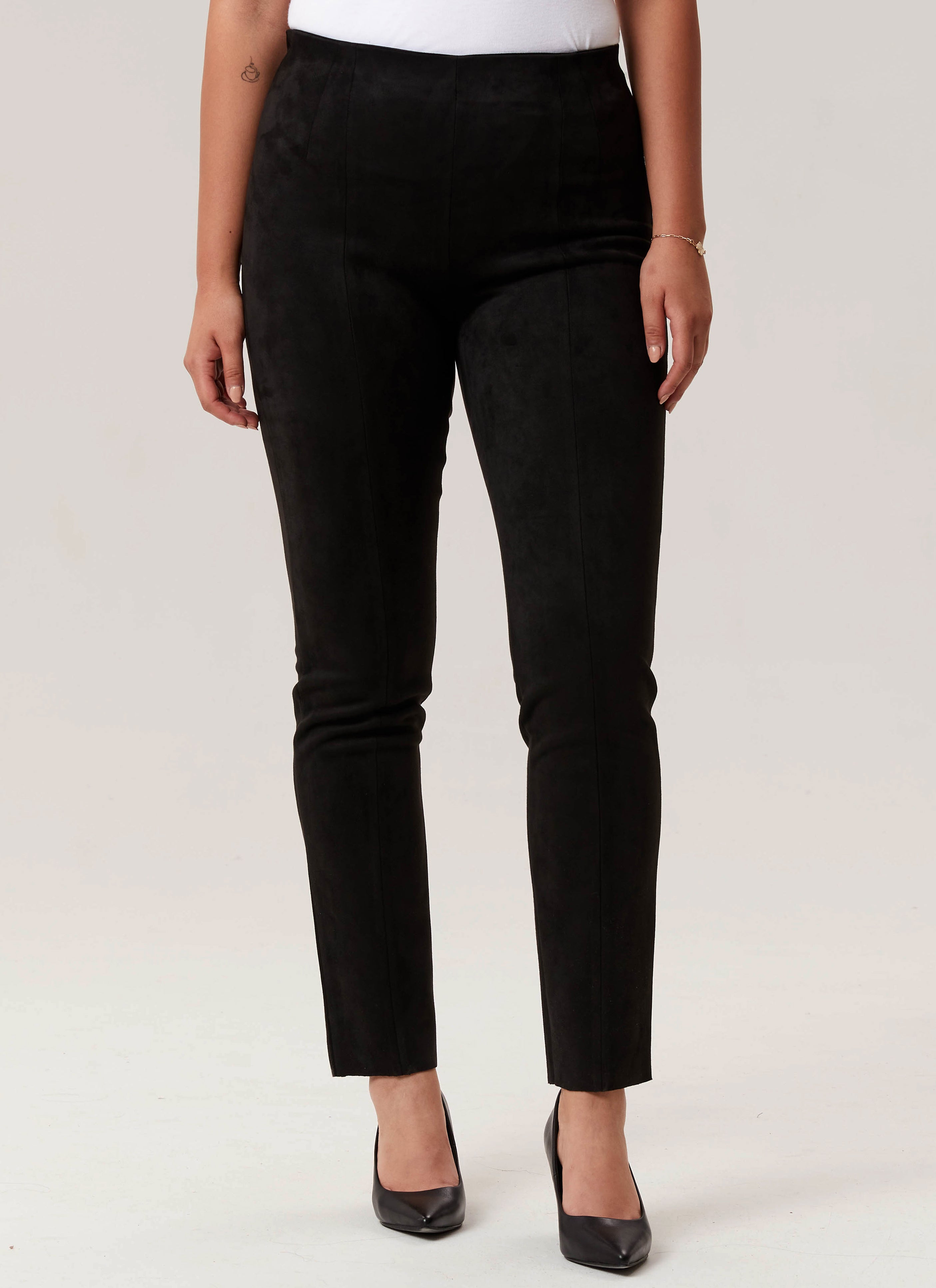 Pantalon en faux suède noir de la nouvelle collection Boutiques Marise, composé de 91 % polyester et 9 % spandex.