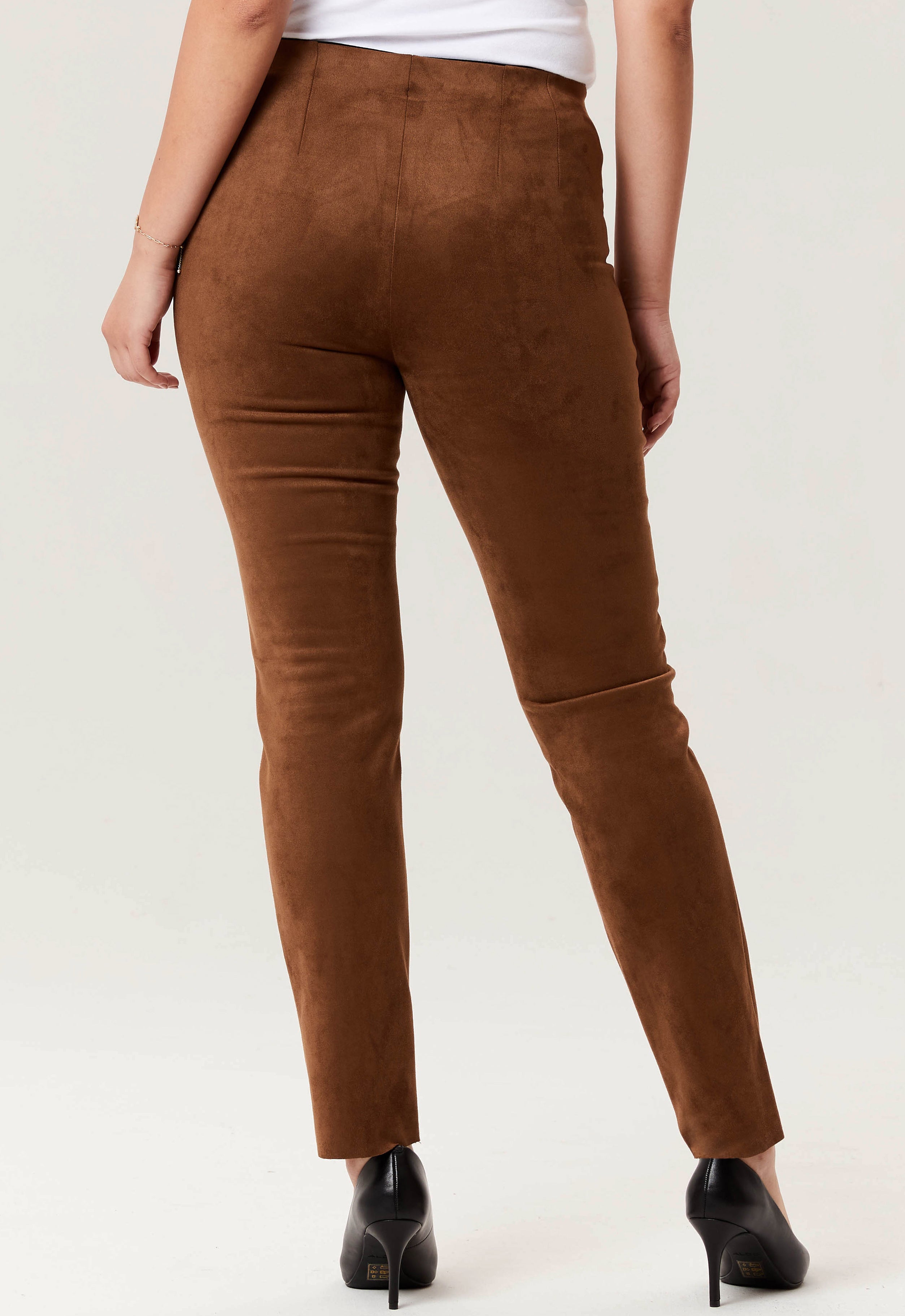 Pantalon en faux suède brun de la nouvelle collection Boutiques Marise, composé de 91 % polyester et 9 % spandex.