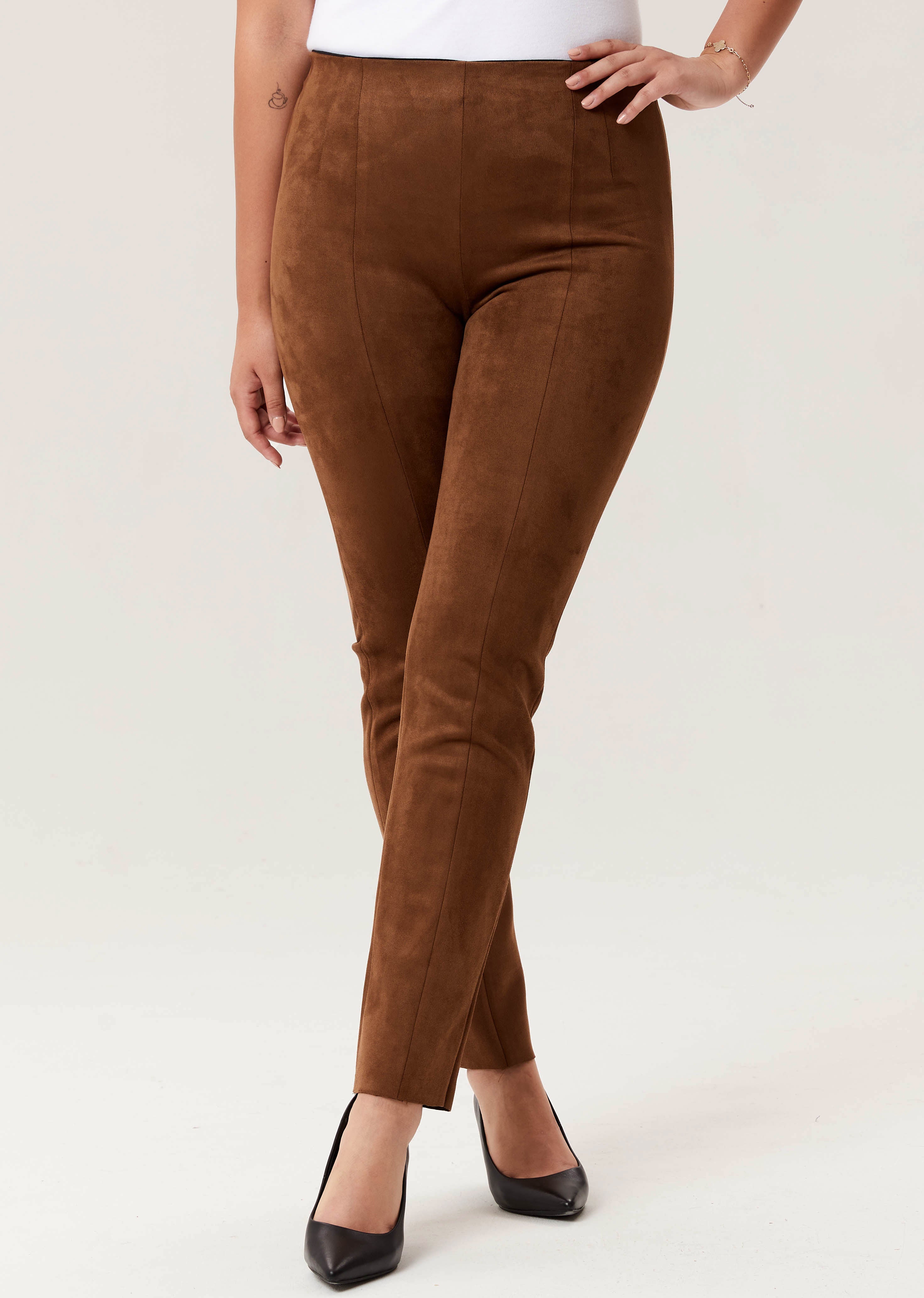 Pantalon en faux suède brun de la nouvelle collection Boutiques Marise, composé de 91 % polyester et 9 % spandex.