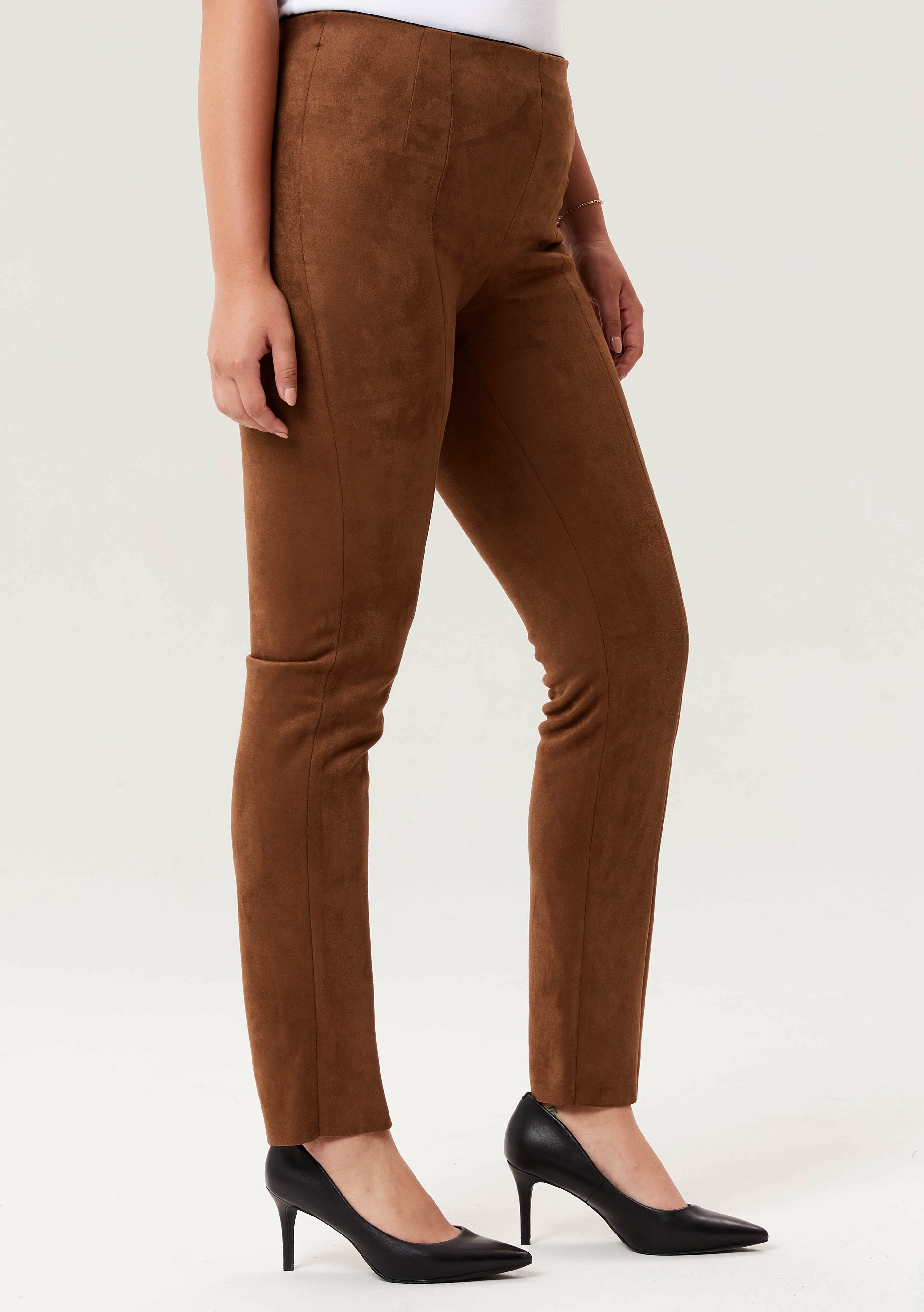 Pantalon en faux suède brun de la nouvelle collection Boutiques Marise, composé de 91 % polyester et 9 % spandex.