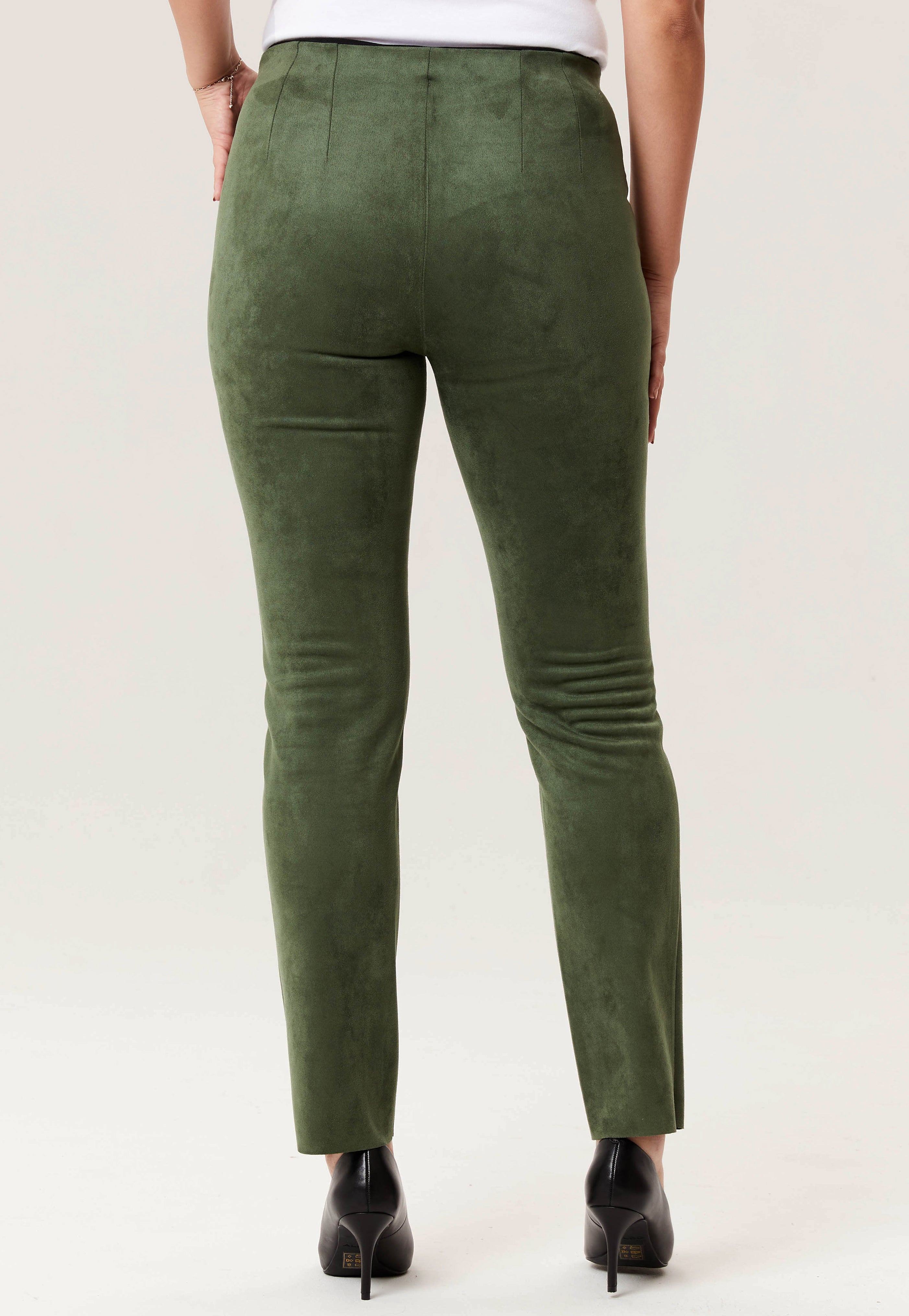 Pantalon en faux suède vert de la nouvelle collection Boutiques Marise, composé de 91 % polyester et 9 % spandex.